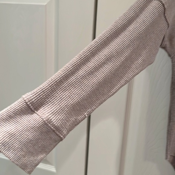 ❤️❤️SOLD TNA Grey Waffle Top❤️❤️ - Picture 2 of 6